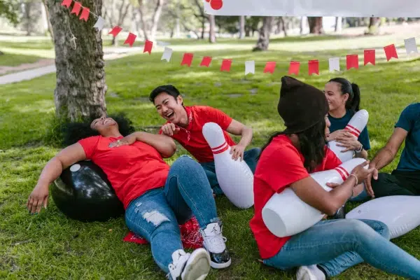 Grupo de amigos participando en una gincana divertida de cumpleaños en Valencia