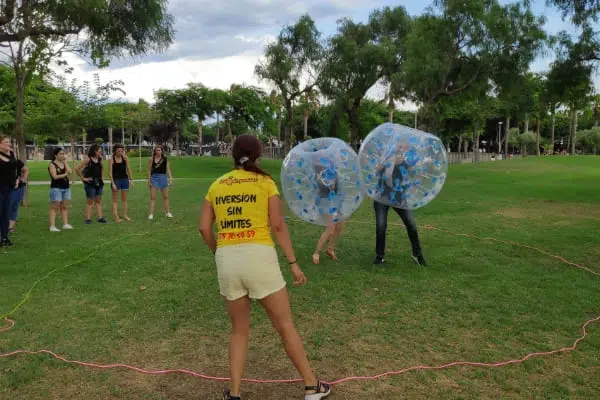 Grupo participando en gymkana portátil de Humor Amarillo en Valencia para despedidas, cumpleaños y actividades de empresa