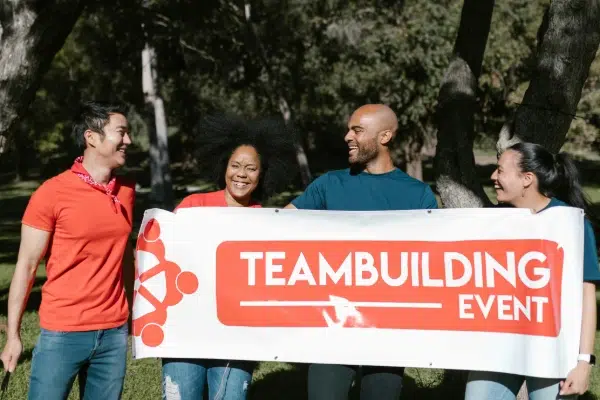 Equipo de empresa disfrutando de un evento de teambuilding en Valencia al aire libre