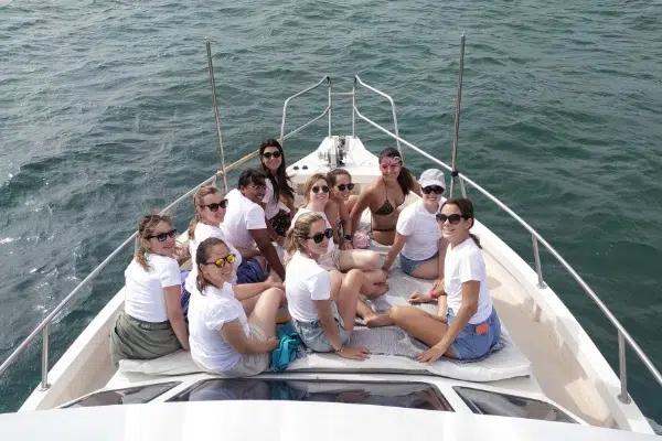 Grupo de chicas disfrutando del alquiler de un barco privado para fiesta en Valencia