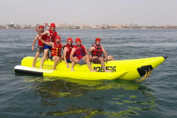 grupo de amigos disfrutando de la banana acuática en Valencia