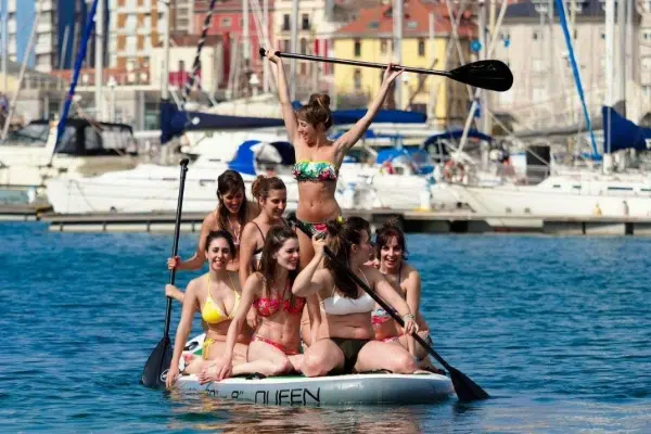 amigas celebrando una despedida en Valencia con big paddle surf