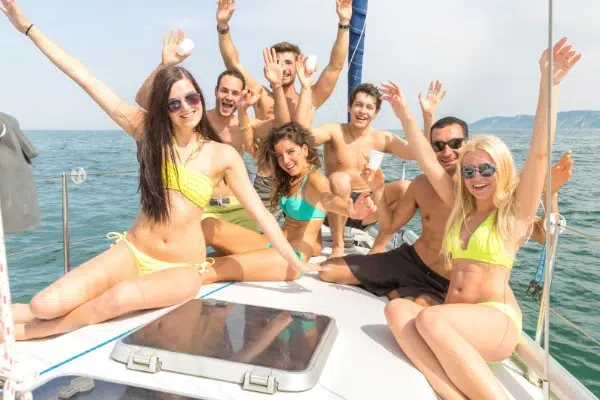 Grupo de amigos disfrutando de una fiesta en barco por la costa de Valencia con Isla Despedidas.