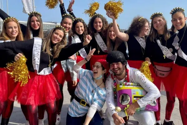 Grupo de amigas disfrutando de una gincana para despedidas en Valencia con disfraces, juegos y animación.