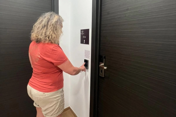 Acceso a habitaciones con código en el alojamiento Beach & Arts Valencia para grupos y despedidas cerca del Puerto.