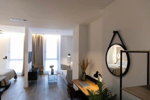 Zona de escritorio con decoración natural y espejo en Alma Demetrio – Puerto de Valencia.