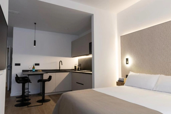 Cocina integrada y cama doble en apartamento tipo estudio en Alma Demetrio.