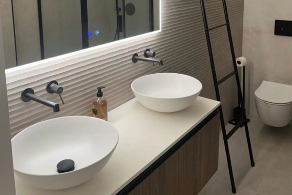 Baño moderno de apartamento turístico en la zona del Puerto de Valencia