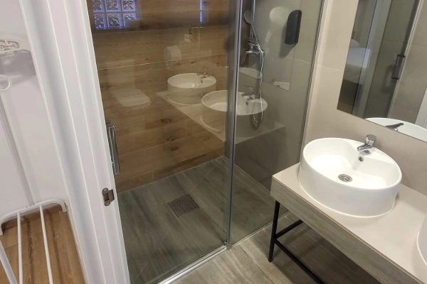 Baño moderno del alojamiento Beach & Arts en Valencia, ideal para grupos y despedidas cerca del Puerto.