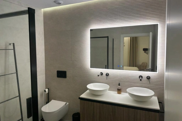 Baño moderno con doble lavabo en apartamento turístico del Puerto de Valencia