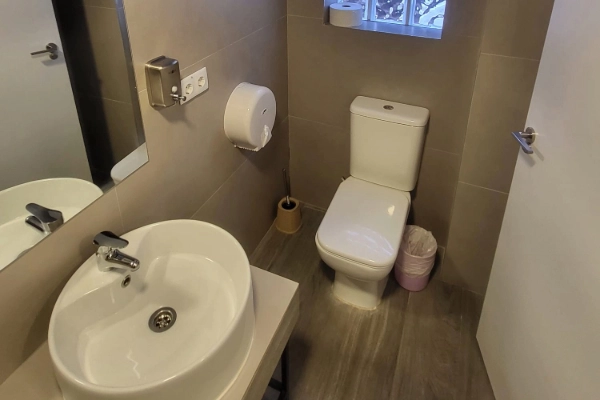 Baño completo del alojamiento Beach & Arts en Valencia, ideal para grupos y despedidas cerca del Puerto.