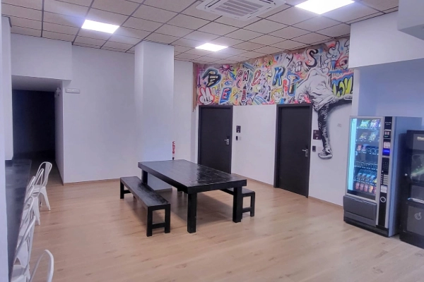 Sala común del alojamiento Beach & Arts en Valencia, ideal para grupos y despedidas cerca del Puerto.