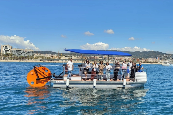 Grupo de personas navegando en un beer boat frente a la costa de Valencia.