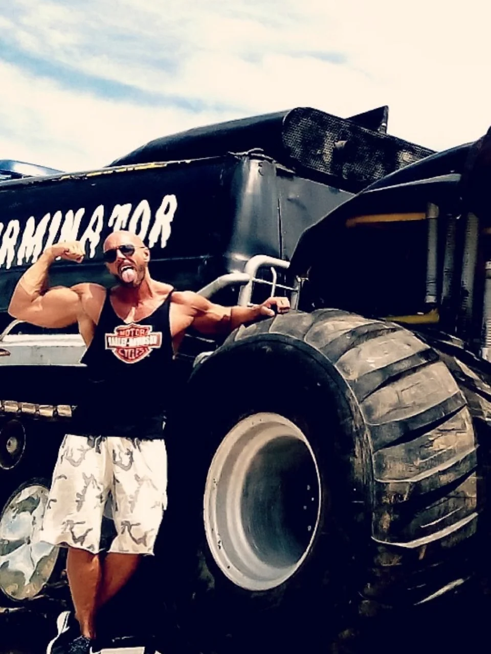 Boy stripper musculoso posando junto a un vehículo tipo monster truck durante sesión en Valencia.