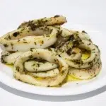 Calamar a la plancha con salsa Mery de ajo, perejil y aceite, servido en Isla Despedidas Valencia