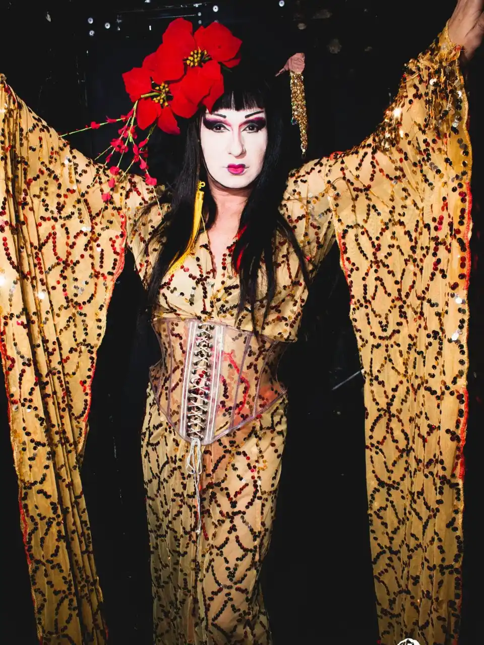 Carmen drag queen en Valencia con vestuario de gala y maquillaje artístico