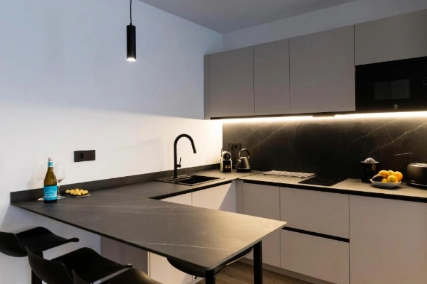 Cocina moderna equipada en apartamento Alma Demetrio en Valencia.