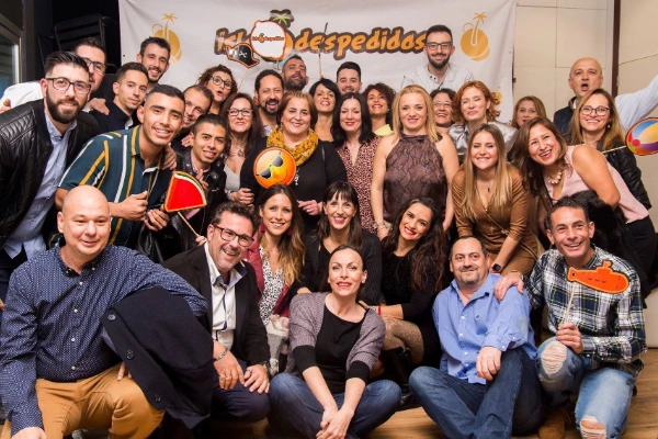 Grupo celebrando una comida de empresa en el restaurante Isla Despedidas Valencia