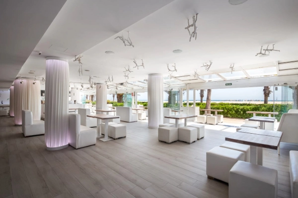 Interior del restaurante Destino 56 en la Playa de las Arenas de Valencia, espacio moderno para eventos y celebraciones.