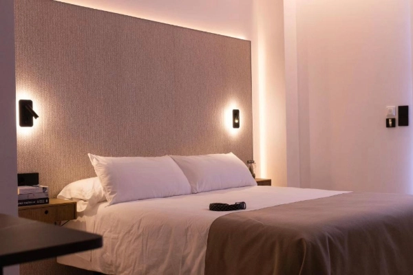 Dormitorio con cama doble e iluminación integrada en Alma Demetrio – Puerto de Valencia.