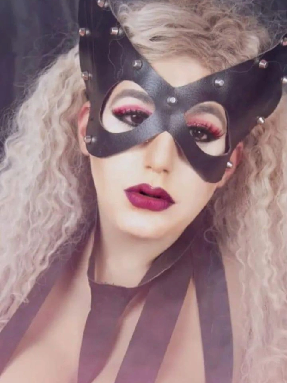Drag queen con máscara negra y maquillaje fantasía para espectáculo en despedidas en Valencia.
