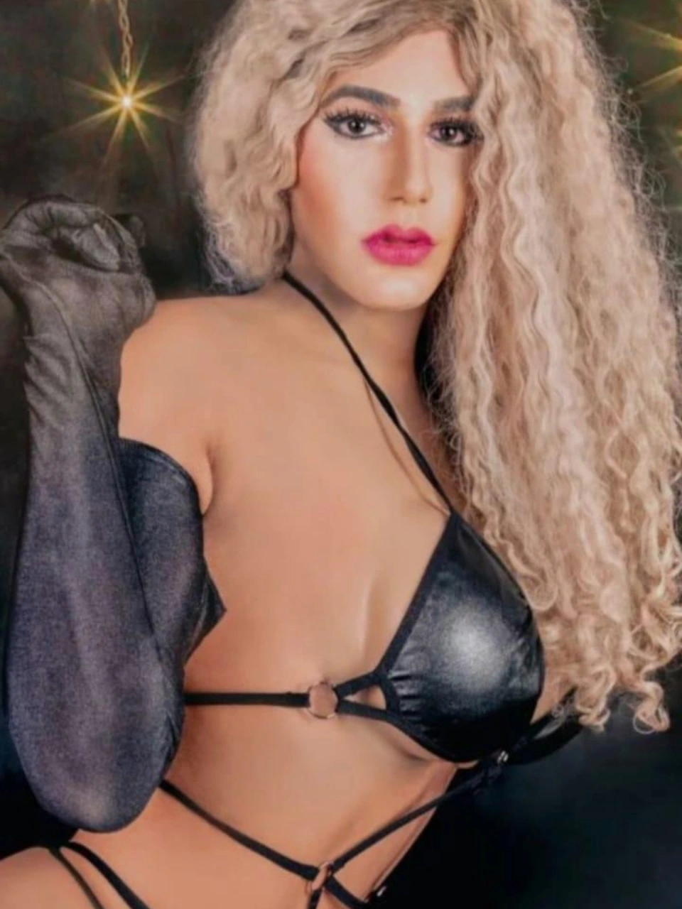 Drag queen con maquillaje artístico y peluca rubia posando para un show en Valencia.