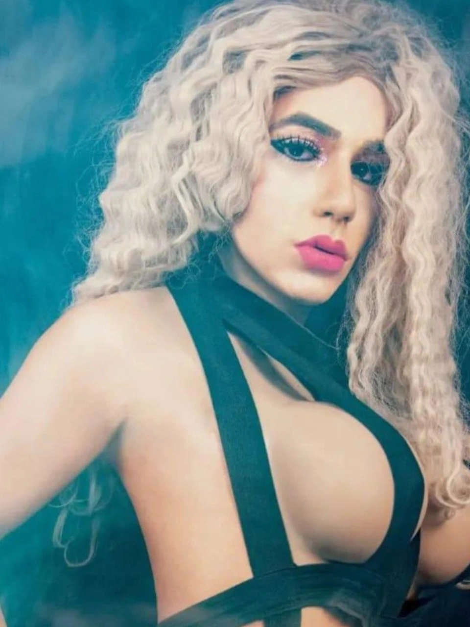 Drag queen posando con maquillaje artístico y vestuario negro para un show en Valencia.