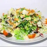 Ensalada fresca del menú normal de la cena en Isla Despedidas Valencia con mezcla de hojas, tomate cherry y aliño