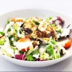 Ensalada de quinoa con mezcla de hojas, tomate cherry y salsa de miel y mostaza en Isla Despedidas Valencia