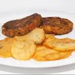 Hamburguesa vegetariana servida al plato con guarnición de patatas en Isla Despedidas Valencia