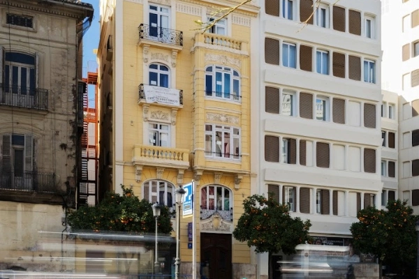 Fachada del alojamiento turístico en el centro de Valencia, edificio de estilo clásico.