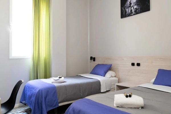 Habitación doble con camas individuales para grupos o parejas en despedidas de soltera en Valencia.