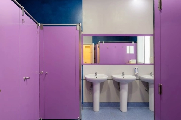 Lavabos dobles con espejo amplio en baño compartido.