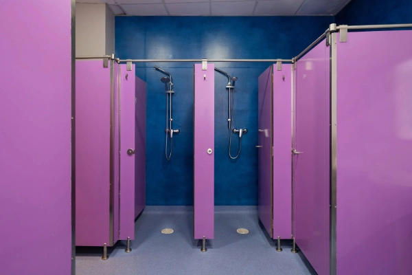 Cabinas de ducha individuales con paredes moradas.