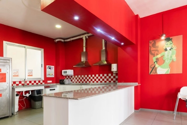 Cocina del Hostel Red Nest Valencia para grupos y despedidas en el centro de la ciudad.