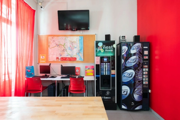 Zona de ordenadores con acceso a internet y punto de información turística en el Red Nest Hostel.