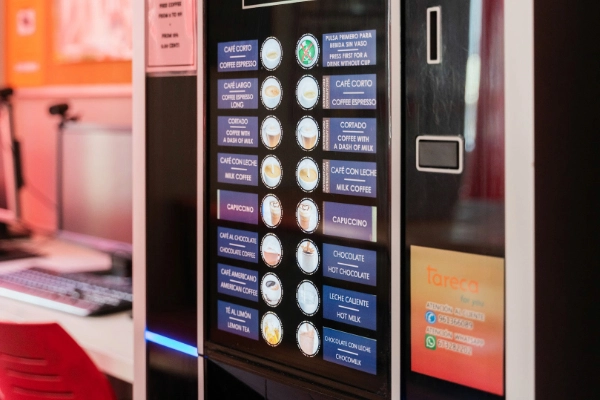 Máquina de vending con snacks y bebidas en el Red Nest Hostel, disponible para los huéspedes.