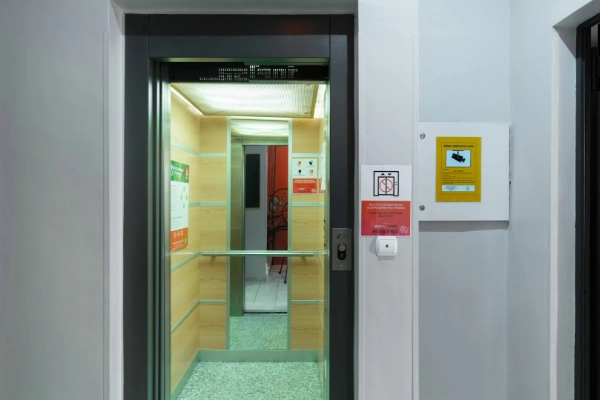 Ascensor del Red Nest Hostel, con acceso a todas las plantas del alojamiento.