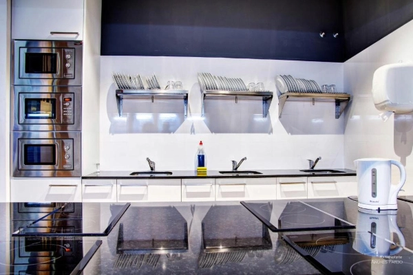 Cocina compartida equipada del Hostel Urban Youth en Valencia.