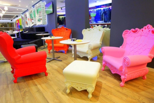 Sillones decorativos de colores vivos en zona de relax del Hostel Urban Youth.