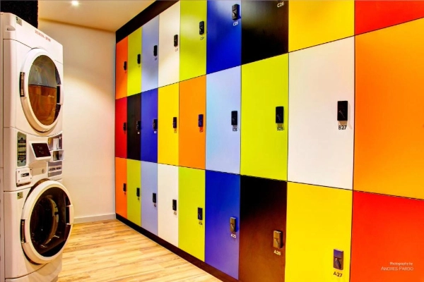 Taquillas de colores en zona común del Hostel Urban Youth Valencia.
