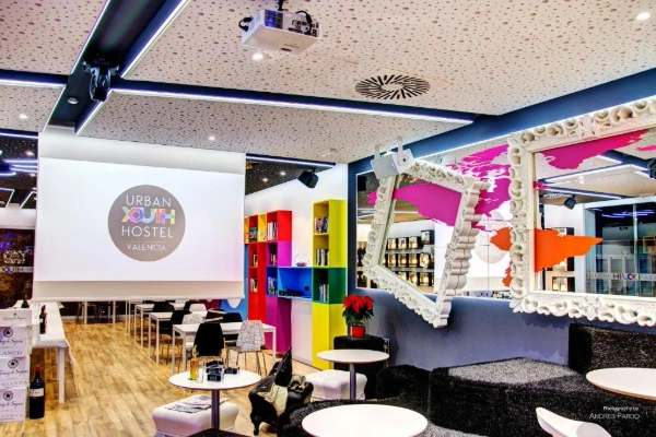 Espacio multiusos con proyector en el Hostel Urban Youth Valencia.