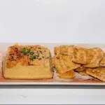 Hummus de garbanzos con pimentón de la Vera y crackers, entrante del menú en Isla Despedidas Valencia