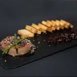 Mousse de foie braseado acompañado de confitura de tomate y tostas del menú normal de la cena en Isla Despedidas Valencia