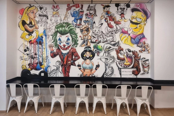 Mural artístico en la zona común del alojamiento Beach & Arts Valencia para grupos y despedidas cerca del Puerto.