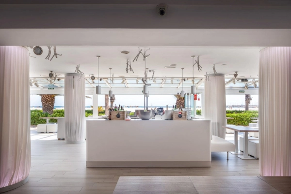 Barra principal del restaurante Destino 56 con vistas al mar en la Playa de las Arenas de Valencia.