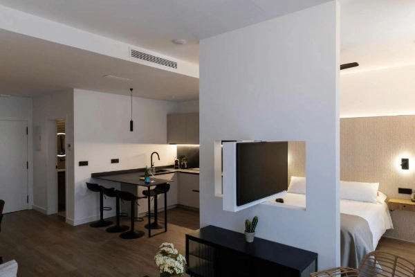Vista general del salón y cocina integrados en apartamento Alma Demetrio.