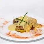 Solomillo de cerdo sobre base de patata con salsa de champiñón, menú normal de la cena en Isla Despedidas Valencia
