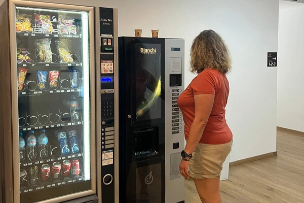 Zona de máquinas de vending en el alojamiento Beach & Arts Valencia para grupos y despedidas cerca del Puerto.