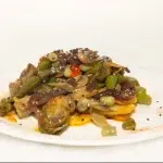 Wok de verduras salteadas con salsa de soja sobre patatas, plato del menú en Isla Despedidas Valencia